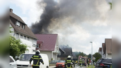 Am Pfingstmontag wurden die Hofgeismarer Feuerwehren zu einem Brand in die Schirmerstraße gerufen. Nach ersten Erkenntnissen kamen bei dem Feuer keine Menschen zu Schaden. (Foto: Stefan Bönning)