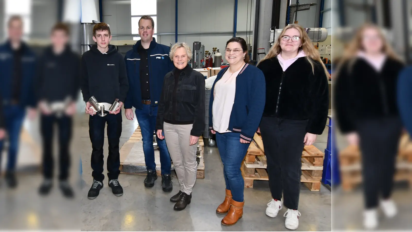 Freuen sich über die gelungene Zusammenarbeit (v.l.): Levi-Elias Lücke (Schüler der Erd-Charta-Schule der Stadt Warburg), Christof Güthoff (PRG Präzisions-Rührer GmbH), Monika Grundke (IHK Ostwestfalen zu Bielefeld, Zweigstelle Paderborn + Höxter), Claudia Müller (Kommunale Koordinierungsstelle Übergang Schule-Beruf Kreis Höxter), Paula Schunicht (Kreishandwerkerschaft Höxter-Warburg). (Foto: Kreishandwerkerschaft Höxter-Warburg)
