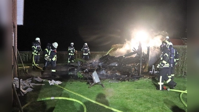 Die Gartenhütte brannte vollständig nieder. (Foto: Foto: Polizei)