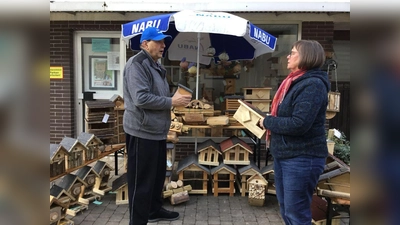 Detlef Schiweck berät Kundin Gabriele Heppe-Knoche zu den angebotenen Nistkästen. (Foto: privat)