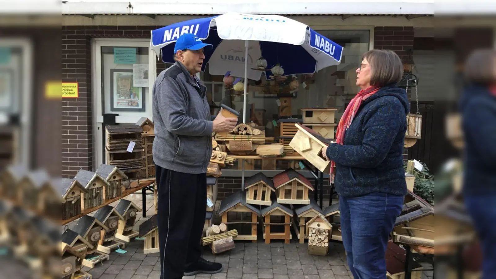 Detlef Schiweck berät Kundin Gabriele Heppe-Knoche zu den angebotenen Nistkästen. (Foto: privat)