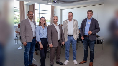 V.l.: Simon Schmale (Leiter Geschäftsbereich Krankenhaus), Juliane Gierke (Standortleitung St. Ansgar Krankenhaus), Prof. Dr. Sameer Dhayat (Chefarzt der Klinik für Allgemein-, Viszeral- und minimalinvasive Chirurgie am St. Ansgar Krankenhaus), Dr. Florian Dietl (Chefarzt der Klinik für Allgemein-, Viszeral- und minimalinvasive Chirurgie am St. Josef Hospital in Bad Driburg) und Marko Ellerhoff (Standortleitung St. Josef Hospital). (Foto: KHWE)