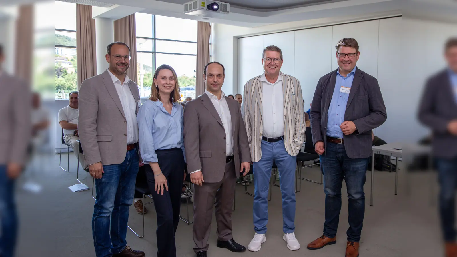 V.l.: Simon Schmale (Leiter Geschäftsbereich Krankenhaus), Juliane Gierke (Standortleitung St. Ansgar Krankenhaus), Prof. Dr. Sameer Dhayat (Chefarzt der Klinik für Allgemein-, Viszeral- und minimalinvasive Chirurgie am St. Ansgar Krankenhaus), Dr. Florian Dietl (Chefarzt der Klinik für Allgemein-, Viszeral- und minimalinvasive Chirurgie am St. Josef Hospital in Bad Driburg) und Marko Ellerhoff (Standortleitung St. Josef Hospital). (Foto: KHWE)