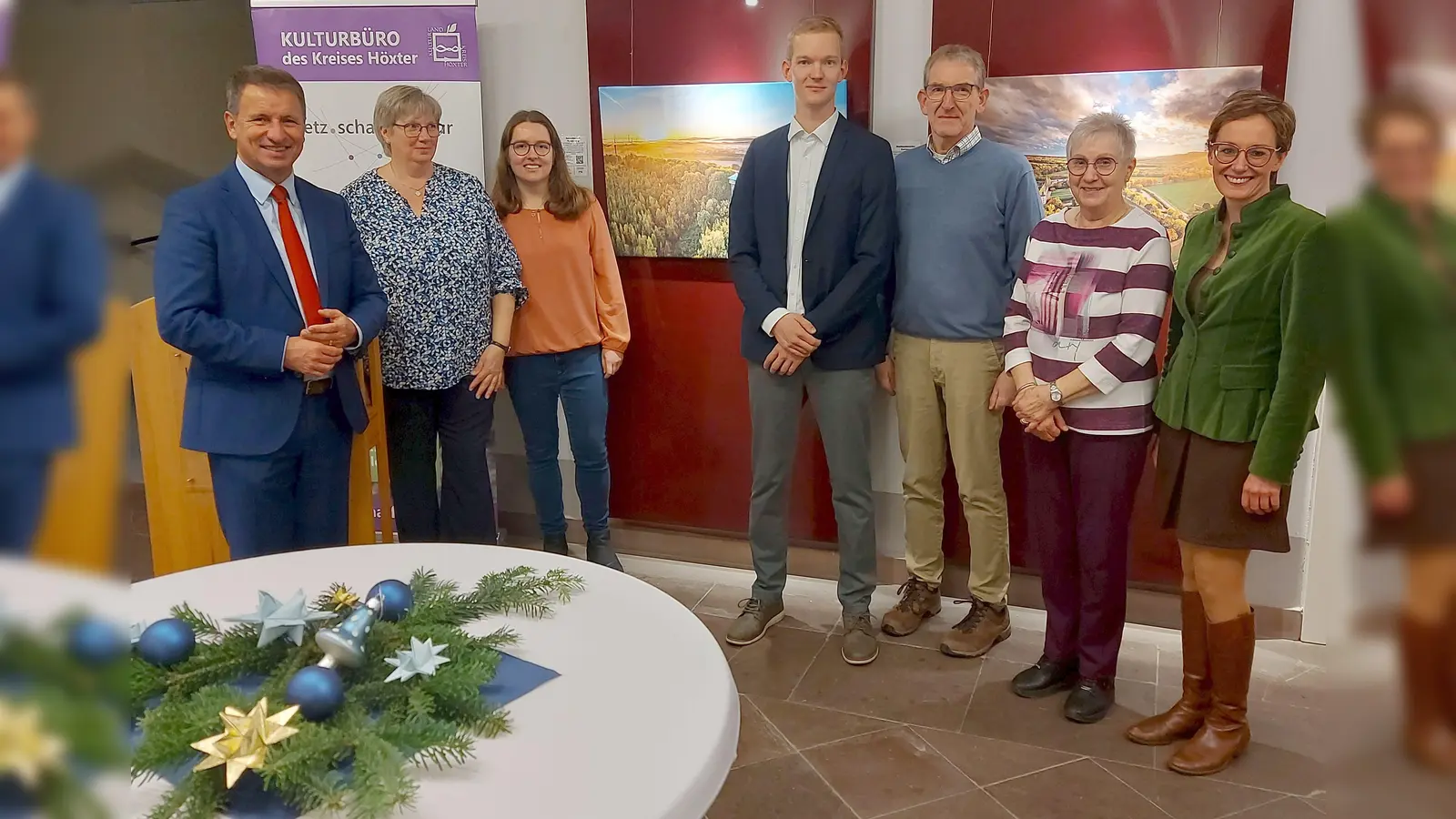 Große Freude bei Landrat Michael Stickeln, der Familie von Noah Gievers und Kulturmanagerin Julia Siebeck über die beeindruckende Ausstellung „Momente gegen das Licht“ im Kreishaus (v.l.): Landrat Michael Stickeln, Beate Gievers, Lea Wiedemeyer, Noah Gievers, Georg Gievers, Anita Hillebrand und Julia Siebeck. (Foto: Kreis Höxter)
