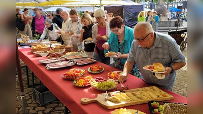 Die Frühstücksmeile der BI erfreute sich im Rahmen des Kälkenfestes großer Beliebtheit. (Foto: BI_Lebenswertes-Boerdeland & Diemeltal)