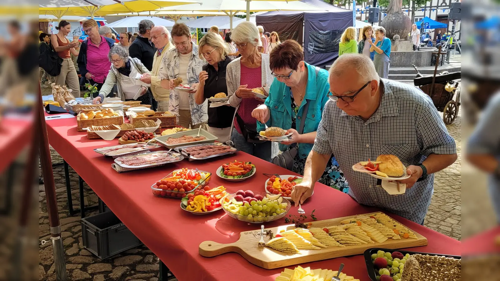 Die Frühstücksmeile der BI erfreute sich im Rahmen des Kälkenfestes großer Beliebtheit. (Foto: BI_Lebenswertes-Boerdeland & Diemeltal)