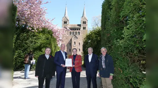 Förderbescheid-Übergabe: (v.l.) Pfarrdechant Dr. Hans-Bernd Krismanek (von links), Rudolf Jäger (Vorsitzender des Fördervereins Karolingisches Westwerk Corvey), Marianne Thomann-Stahl (Vorstand der NRW-Stiftung), Friedhelm Meyer (Schatzmeister des Fördervereins) und Josef Kowalski (geschäftsf. Kirchenvorstand). Foto: Kirchengemeinde Corvey (Foto: Kirchengemeinde Corvey)