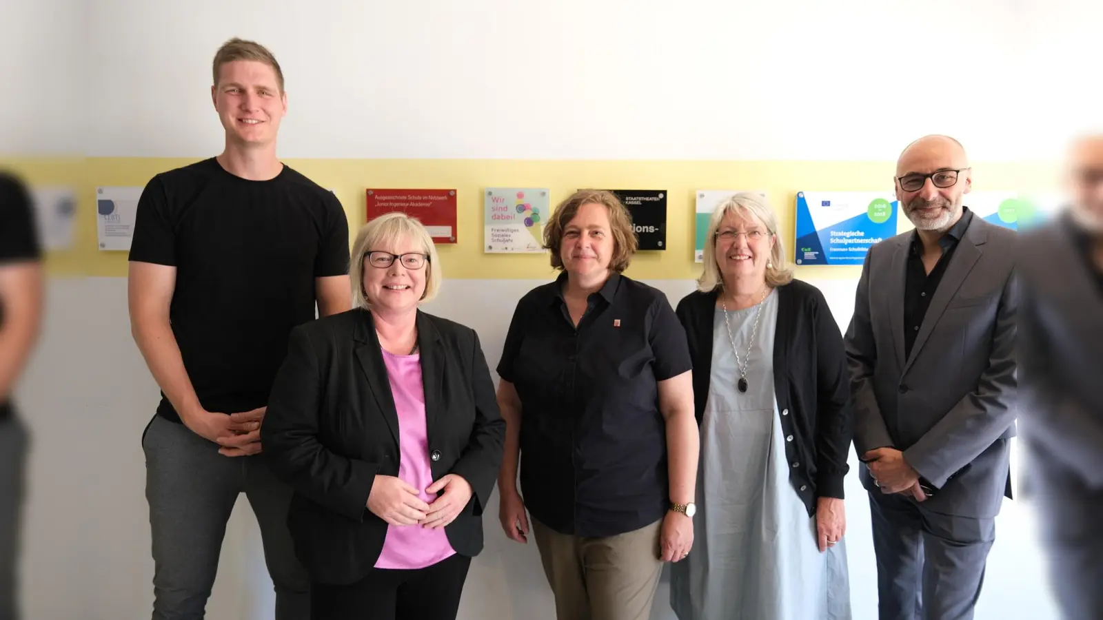 Finn Lemke (FSSJ-Botschafter), Vizelandrätin Silke Engler, Schulamtsleiterin Annette Knieling, Kassels Bürgermeisterin Ilona Friedrich und Michael Khadr (stellv. Schulleiter) freuen sich das erste FSSJ-Siegel an der Georg-Christoph-Lichtenberg-Schule zu enthüllen.  (Foto: Tauber/Landkreis Kassel)
