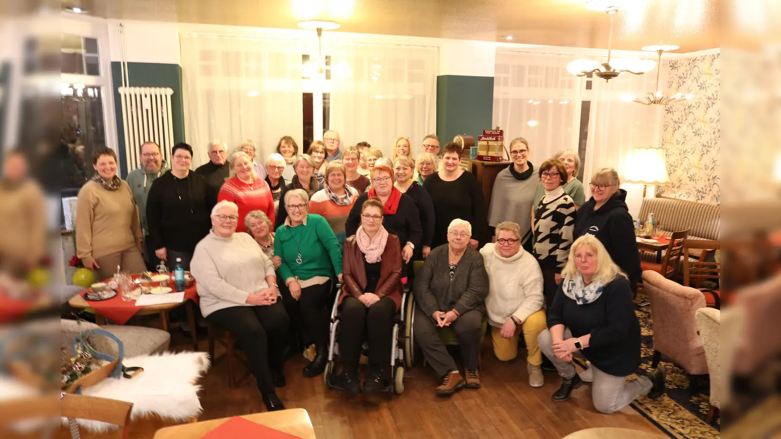 In weihnachtlicher Atmosphäre haben die ehrenamtlichen Hospizbegleiter des Ambulanten Hospiz- und Palliativ-Beratungsdienst im Kreis Höxter der KHWE das vergangene Jahr Revue passieren lassen. (Foto: KHWE)