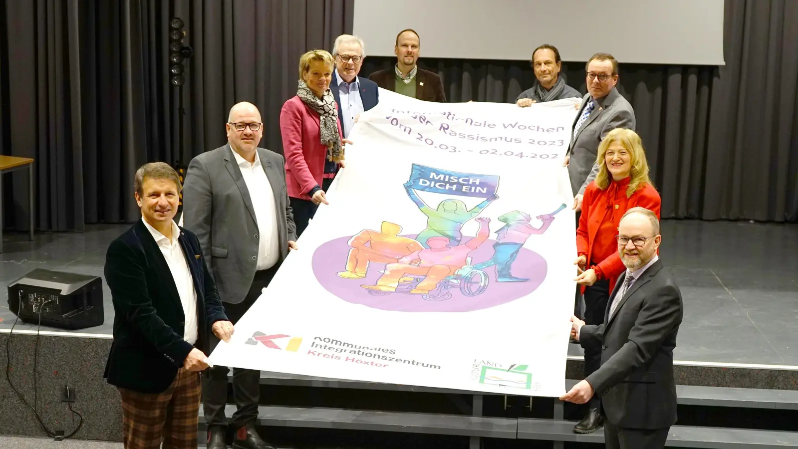 Vorfreude auf das bunte Programm der Internationalen Wochen gegen Rassismus (v.l.): Landrat Michael Stickeln, Schirmherr Stefan Kremin, Verena Speer-Ramlow (Schulleiterin Realschule Steinheim), Kreisdirektor Klaus Schumacher, Dominic Gehle (Abteilungsleiter Bildung und Integration beim Kreis Höxter), Rüdiger Gleisberg (Regionalkoordinator „Schule ohne Rassismus – Schule mit Courage“), Gerd Jarosch (stellvertretender Bürgermeister Stadt Steinheim), Filiz Elüstü (Leiterin Kommunales Integrationszentrum des Kreises Höxter) und Marko Harazim (Schulleiter Städtisches Gymnasium Steinheim). (Foto: Kreis Höxter)