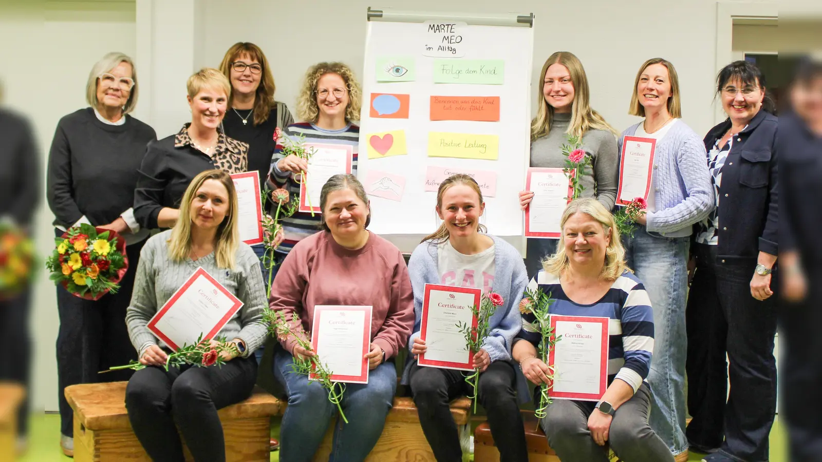 Ulrike Schmidt (Marte Meo-Trainerin), Kerstin Saken (Einrichtungsleiterin Familienzentrum am Park Peckelsheim) und Martina Stüve (Einrichtungsleiterin Familienforum Borgentreich) gratulierten den Teilnehmerinnen. (v.l.n.r., obere Reihe): Ulrike Schmidt, Irina Pasthof, Kerstin Saken, Stephanie Kleinschmidt-Michels, Alina Jürgens, Olga Otto, Martina Stüve. (v.l.n.r., untere Reihe): Natalia Petker, Olga Wiederkehr, Charlotte Mann und Nadine Kropp. (Foto: Familienforum Borgentreich)