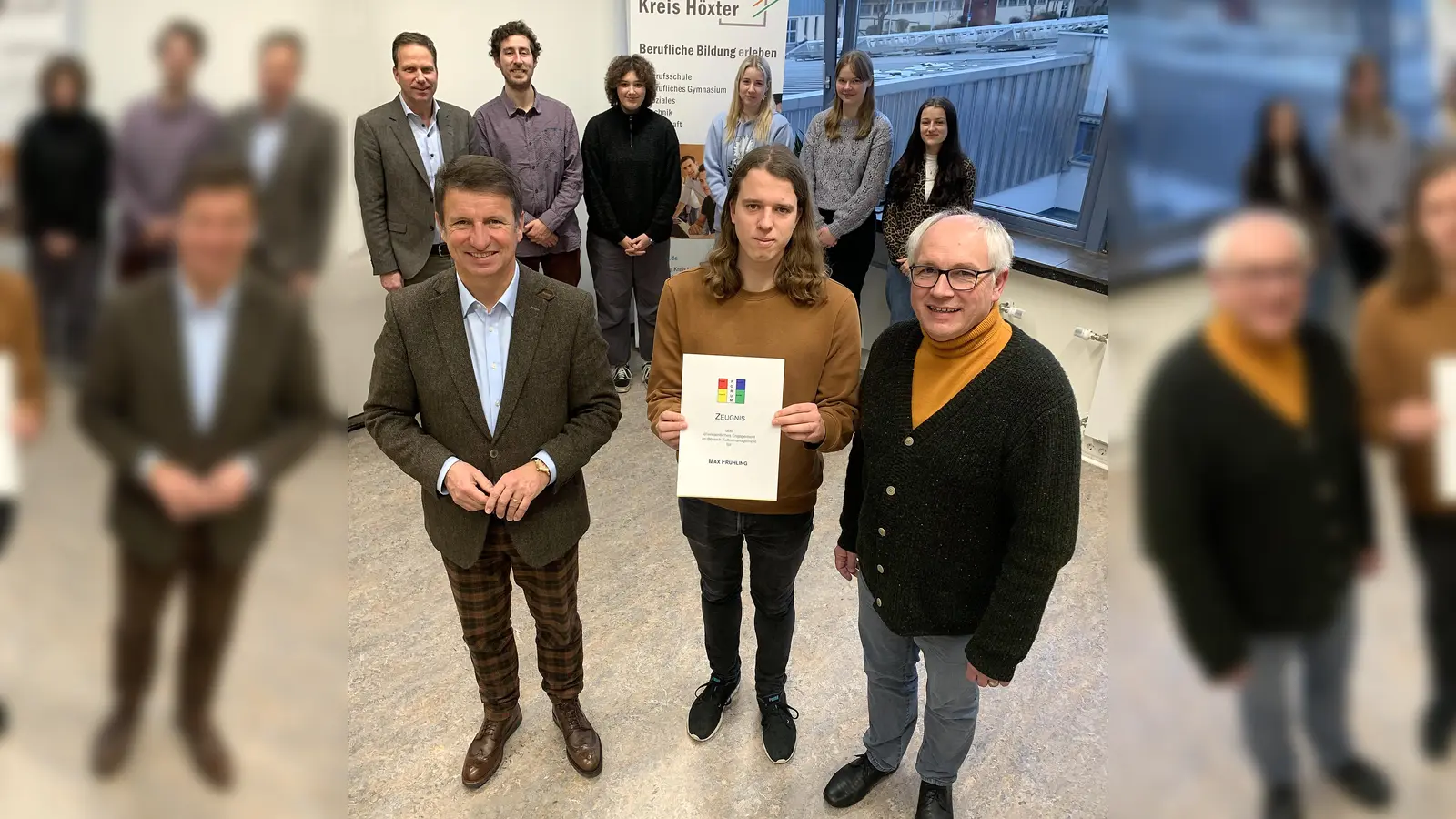 Freuen sich über die Zertifikate der Ministerin Josefine Paul: (erste Reihe von links) Landrat Michael Stickeln, Max Frühling und der Leiter des Kulturteams, Gerhard Antoni, (zweite Reihe von links) Schulleiter Michael Urhahne, Joe Correll, Phila Lücking, Joline Schulte, Kim Wieneke und Michelle Jonzyk. (Foto: Kreis Höxter)