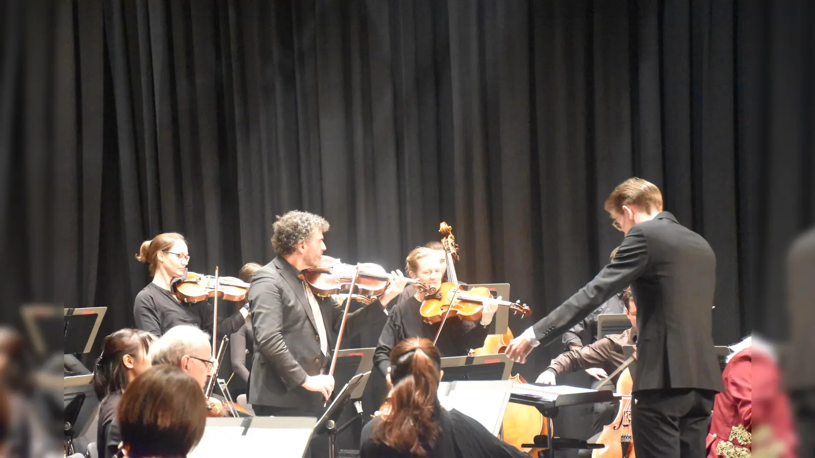 Die Bratschen sagten „Wir spielen nie die Melodie” und mussten es dann doch versuchen.  (Foto: Barbara Siebrecht)