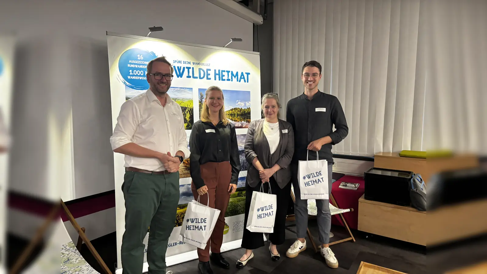Referenten Niklas Wenselowski (OBS), Sandra Henze (ADFC Niedersachsen), Vanessa Thiedemann (BrALI) sowie SVR-Geschäftsführer Manuel Liebig bei den Heimatgesprächen 2025 in Uslar und Holzminden. (Foto: SVR, Lindenstraße 8, Holzminden-Neuhaus)