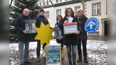 Den Sternenmarkt kündigen an: Bürgermeister Hubertus Grimm, Enns Alexander (Feuerwehrverein), Marina Bönning (CVWB), Verena Hoppe (Beverungen Marketing) und Anja Berger (Kinderschutzbund).  (Foto: Barbara Siebrecht)