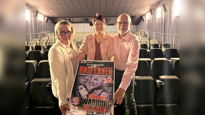 Mit dem historischen Stummfilmklassiker Nosferatu aus dem Jahr 1922 kommt ein bildgewaltiges Gruselkino vom Feinsten in das Warburger Cineplex. Dazu laden ein (von links): Kinobetreiberin Ute Schlinker sowie Sabine Dietrich und Werner Porrmann vom Kulturforum Warburg. (Foto: Tanja Sauerland)