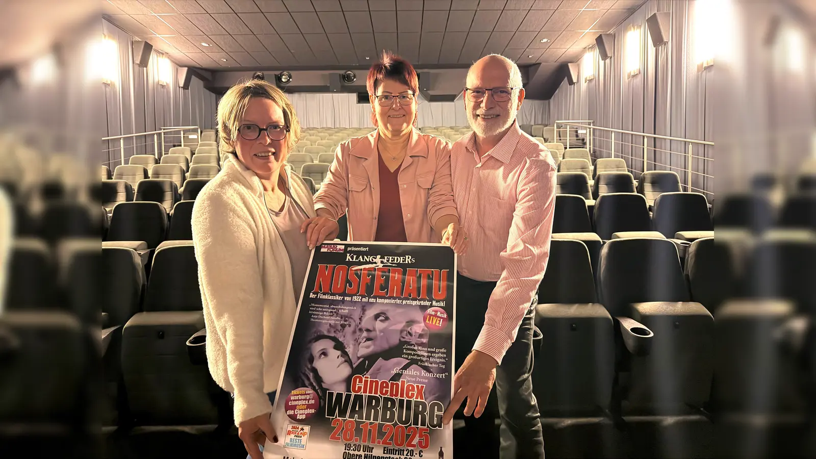 Mit dem historischen Stummfilmklassiker Nosferatu aus dem Jahr 1922 kommt ein bildgewaltiges Gruselkino vom Feinsten in das Warburger Cineplex. Dazu laden ein (von links): Kinobetreiberin Ute Schlinker sowie Sabine Dietrich und Werner Porrmann vom Kulturforum Warburg. (Foto: Tanja Sauerland)