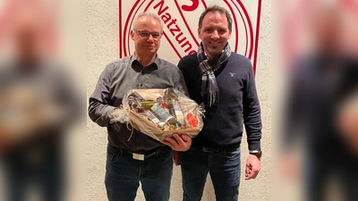 Amtsübergabe beim SV Natzungen: Nach 12 Jahren übergibt Andreas Böttcher (links) das Amt des ersten Vorsitzenden an Marcell Dürdodt. (Foto:  SV Natzungen / privat)
