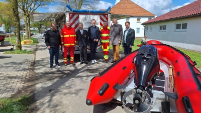 V.l.: Stellvertretender Vorsitzender Marc Frewer, Geschäftsführer Markus Tewes, Bezirksvorsitzender Hochstift-Paderborn Achim Sandmann, Mitglied des Landtages Matthias Goeken, Vorsitzender Christoph Dierkes, Vertreter des Bürgermeisters Borgentreich Raphael Weber, Ortsvorsteher Natzungen Benedikt Dierkes. (Foto: Jana Albers)