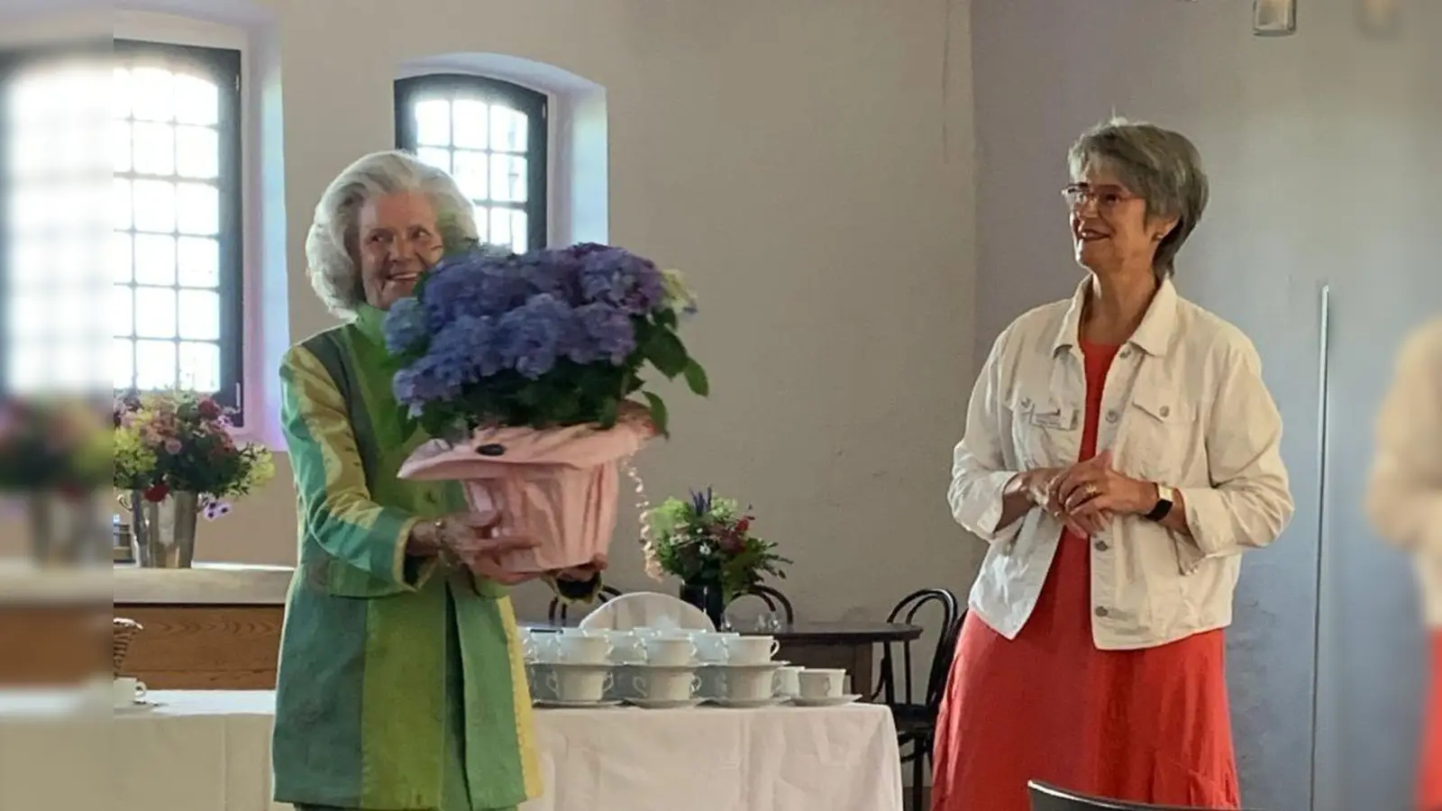 Die Vorsitzende Hedwig Mellwig (r.) überreichte Ingrid Gräfin Droste zu Vischering, die den Fördervereins 20 Jahre lang sehr engagiert geleitet hat, ein Blumenpräsent. (Foto: Förderverein Frauenhaus)
