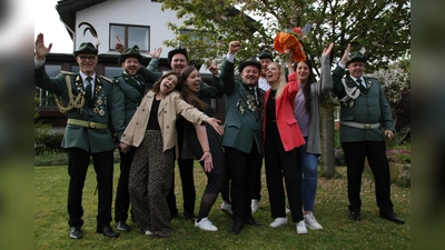 Neuer Hofstaat (v.l.): Thomas Spier, Marian und Lisa Claes, Nils und Maike Niggemann, Vincent Hölzel und Annika Max, Sven und Melissa Wolks und Thomas Schönwald. (Foto: privat)