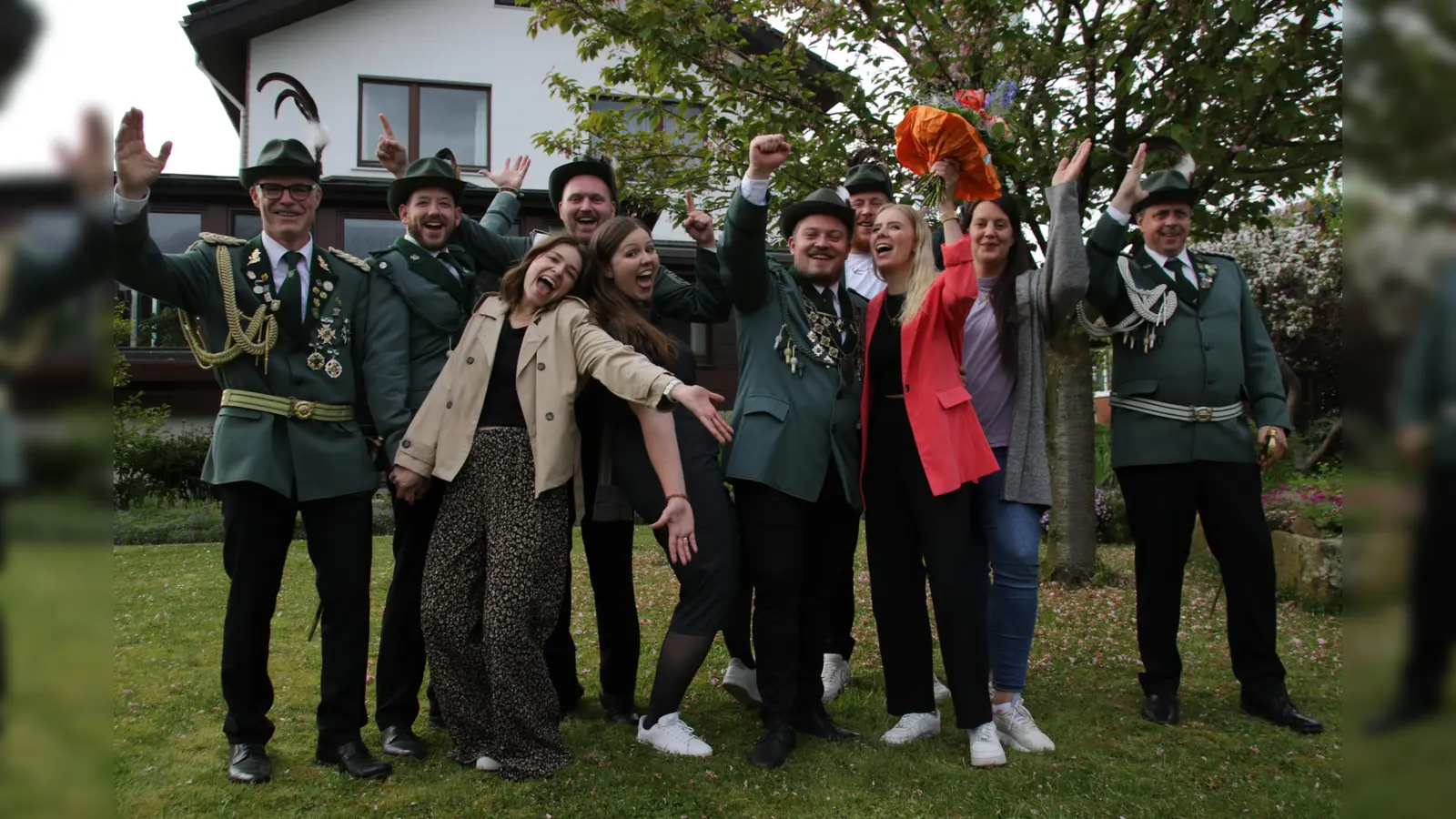 Neuer Hofstaat (v.l.): Thomas Spier, Marian und Lisa Claes, Nils und Maike Niggemann, Vincent Hölzel und Annika Max, Sven und Melissa Wolks und Thomas Schönwald. (Foto: privat)