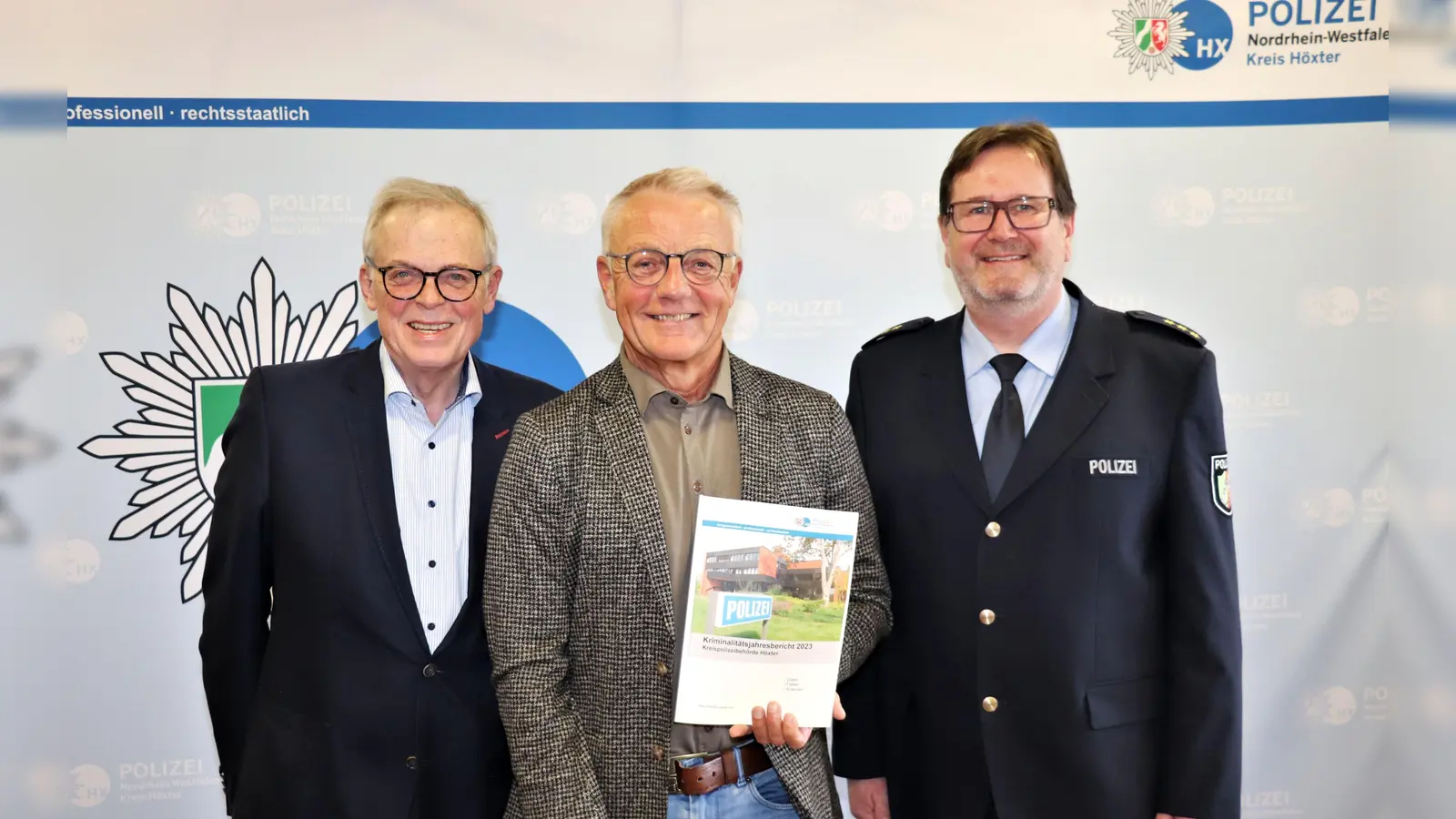 Stellen gemeinsam den Kriminalitätsbericht für den Kreis Höxter vor (v.l.): Kreisdirektor Klaus Schumacher, Polizeidirektor Christian Brenski als Abteilungsleiter Polizei und der Erste Kriminalhauptkommissar Karlheinz Schröder als stellvertretender Leiter der Direktion Kriminalität. (Foto: Kreispolizeibehörde Höxter)