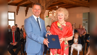 Michael Stickeln ehrte Jocelyn Lambert für ihr jahrzehntelanges Engagement.  (Foto: Barbara Siebrecht)