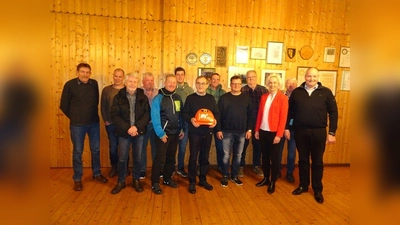Der Defibrillator wird übergeben. (Foto: privat)