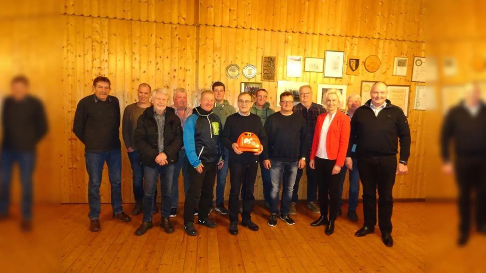 Der Defibrillator wird übergeben. (Foto: privat)