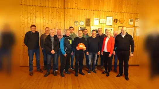 Der Defibrillator wird übergeben. (Foto: privat)