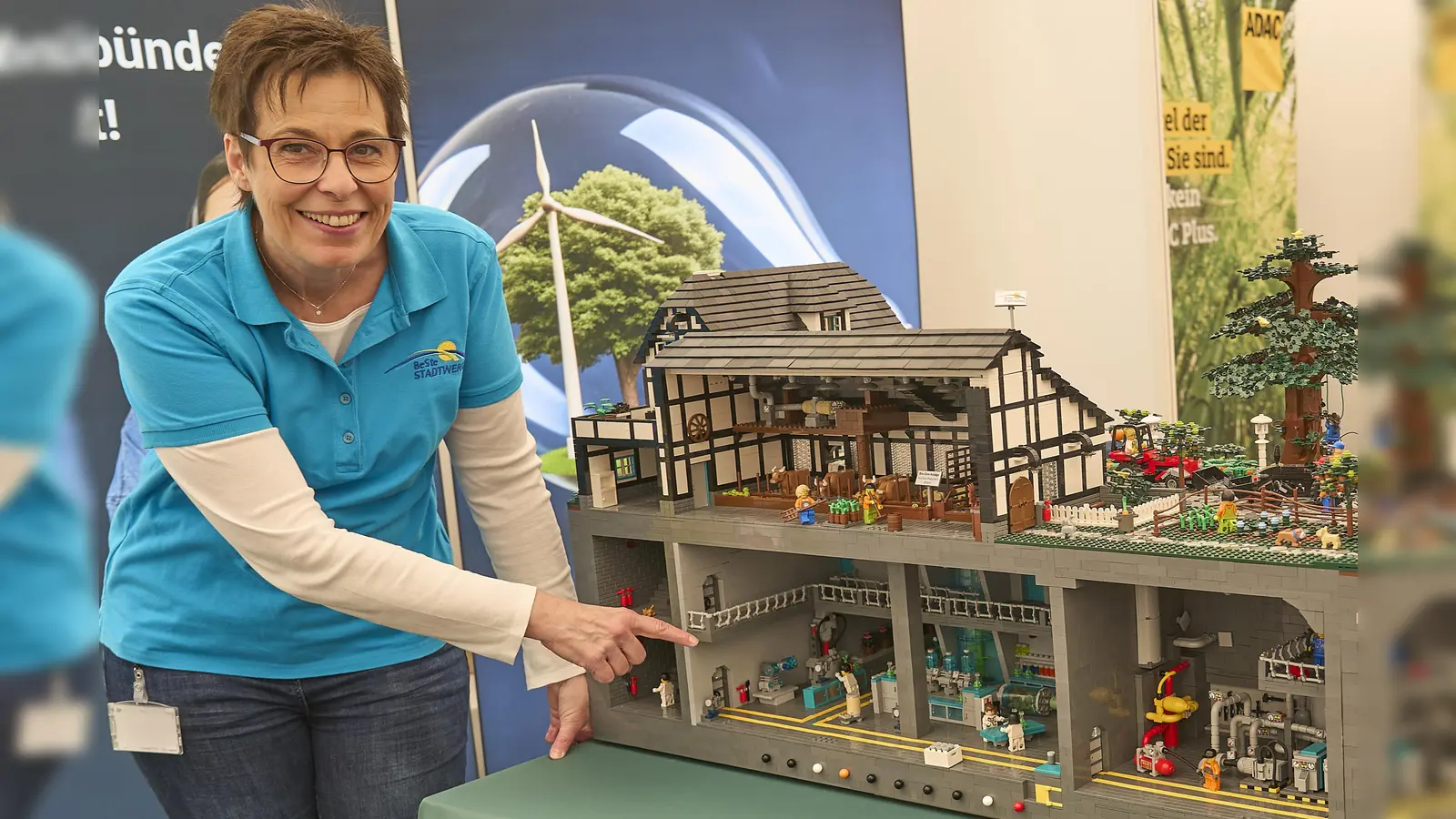 In der nochmals vergrößerten Gewerbeausstellung präsentierten Unternehmen und Organisationen ihre Leistungen, im Bild Anja Baldiun von den BeSten Stadtwerken. (Foto: Stefan Bönning)