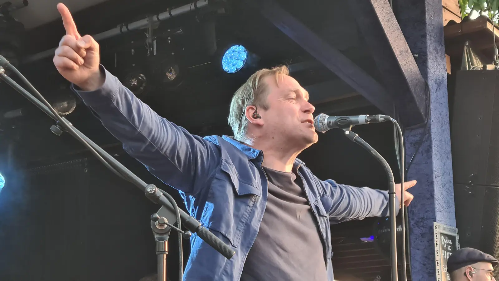 Headliner Thees Uhlmann genoss die fantastische Atmosphäre im Garten. (Foto: Peter Vössing )