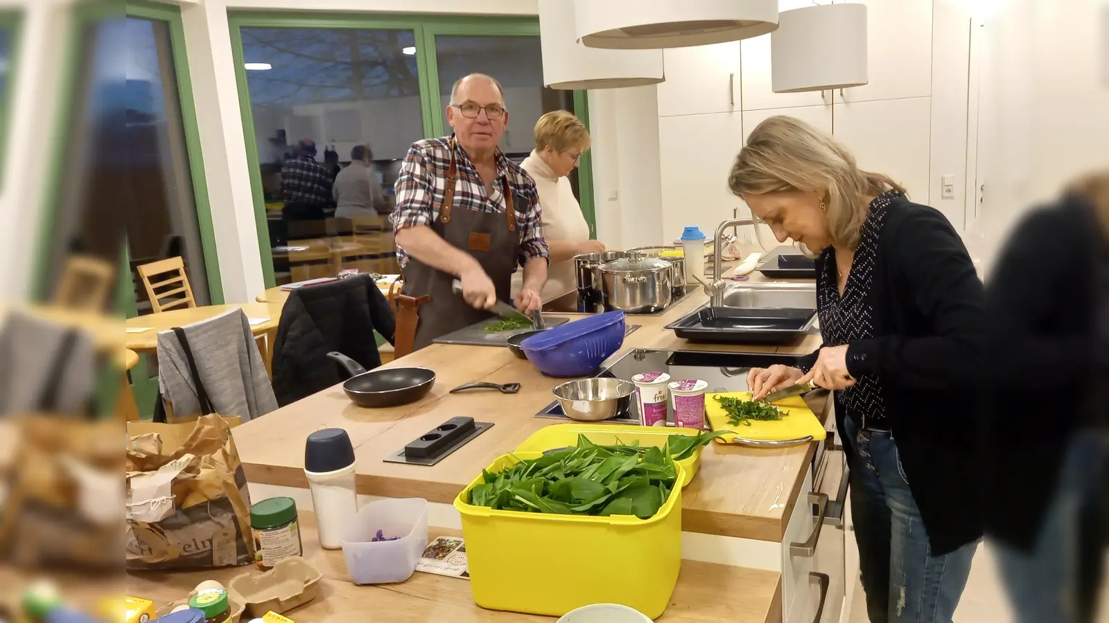 Beim ersten Kräuterkoch-Workshop im März verarbeiteten die Teilnehmenden Bärlauch, Giersch und Brennesseln. Im April steht der Löwenzahn auf dem Speiseplan. (Foto: Andrea Duurland)