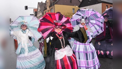 Phantasievolle Kleider. (Foto: Peter Vössing)
