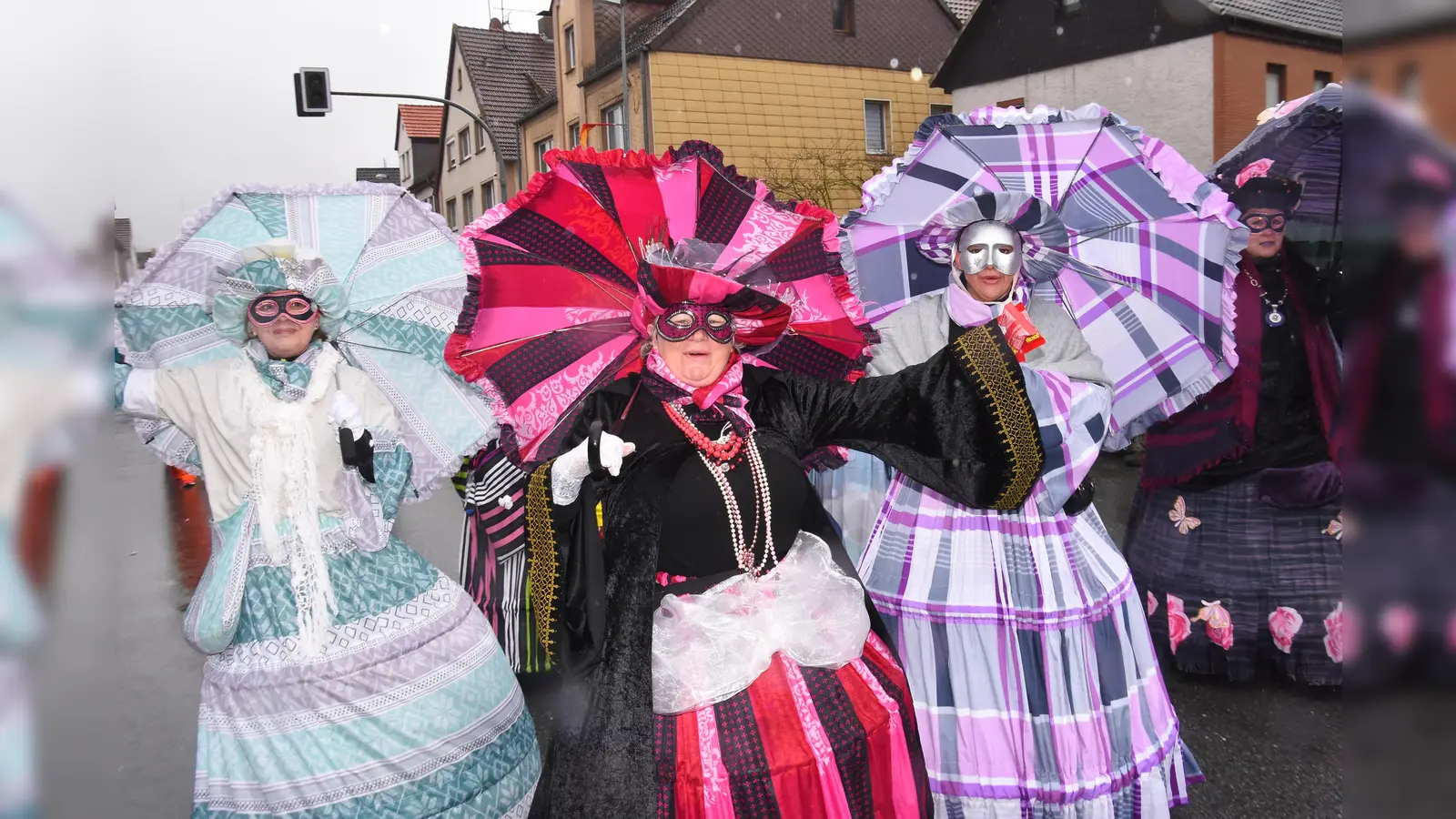 Phantasievolle Kleider. (Foto: Peter Vössing)