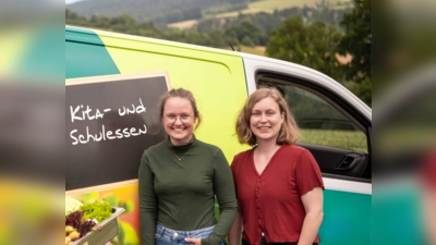 V.l.: Pauline Krause vom Landesverband Regionalbewegung NRW e.V., Lina Schlieper von der<br>Öko-Modellregion Kreis Höxter. (Foto: I. Jansen/ÖMR Kreis Höxter)