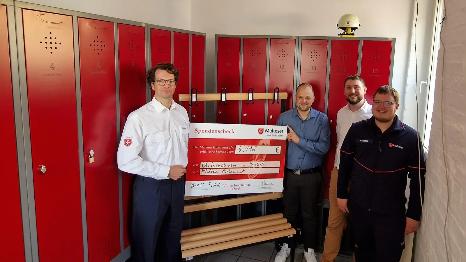 Vor den neuen Spinden (v. l.): Caspar von Haxthausen (Stadtbeauftragter der Malteser Brakel), Jonas Denecke (Vereinigte Volksbank eG), Martin Arndt (Diözesan-Fundraiser), Markus Gödde (Geschäftsführer Malteser Brakel). (Foto: Malteser Brakel)