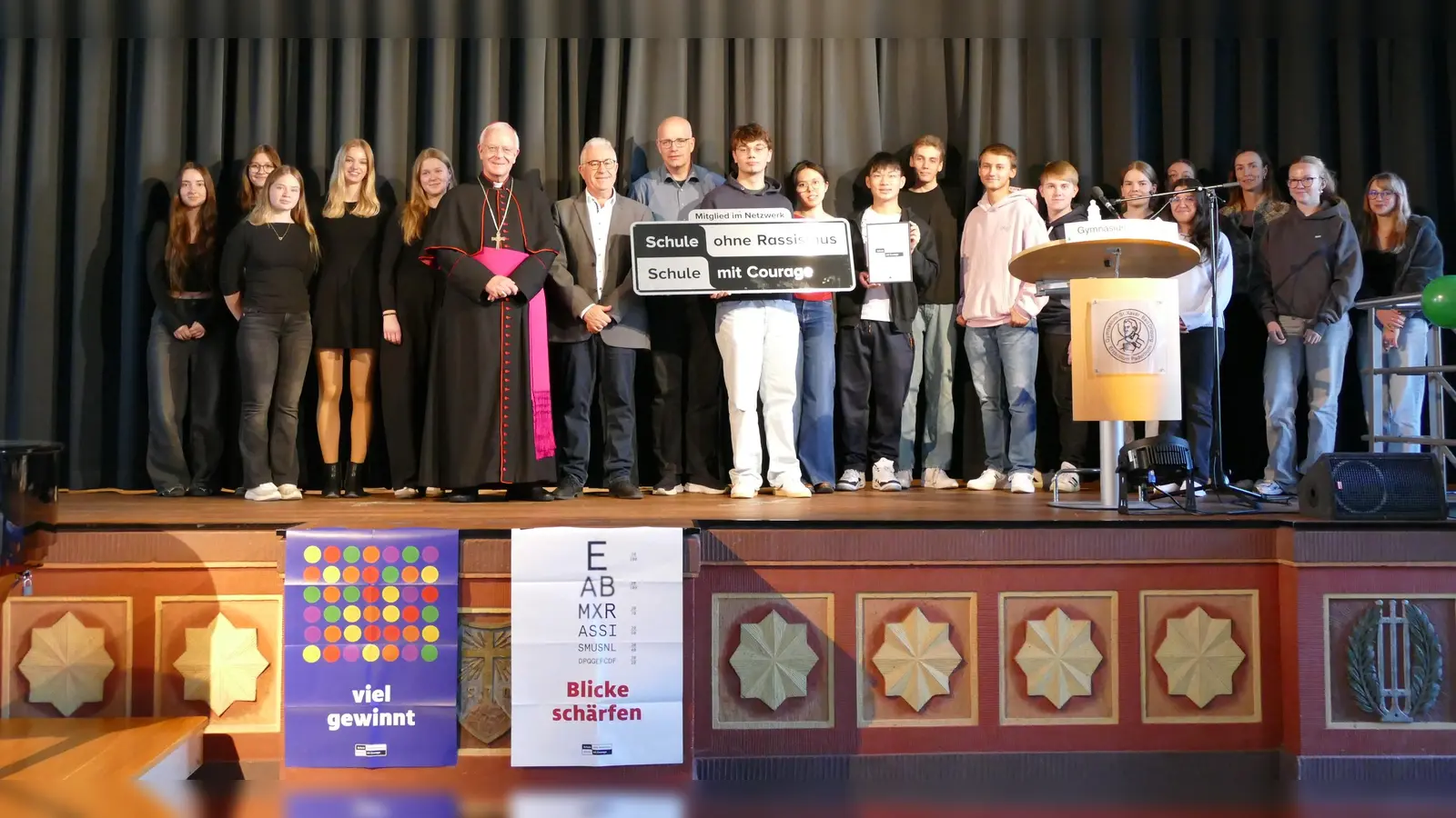 Als sichtbares Zeichen für die Aufnahme in das Netzwerk wurde das Emblem „Schule ohne Rassismus – Schule mit Courage“ überreicht – sehr zur Freude aller Verantwortlichen für diese Initiative. (Foto: privat)