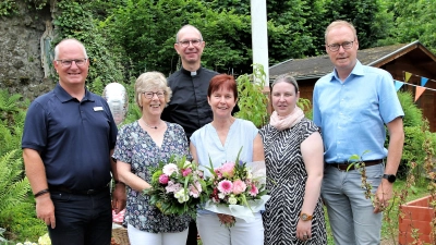 Großer Dank für zwei engagierte Erzieherinnen: Kita Hochstift Chef Detlef Müller (l.) dankte Marita Vössing und Gabriele Richter, Pastor Frank Schäffer (hinten), die Regionalleitung Kirsten Gerold und Verwaltungsleiter Johannes Schröder taten es ihm gleich. (Foto:  Christian Schlichter )