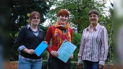 Überreichung des Preywisch-Preises 2014 an Maike Fischer für ihre Arbeit zum Rotmilan <br>durch die beiden Vorsitzenden Iris Simon und Manuela Siewers. Foto: B. Beinlich<br> (Foto: Burkhard Beinlich)