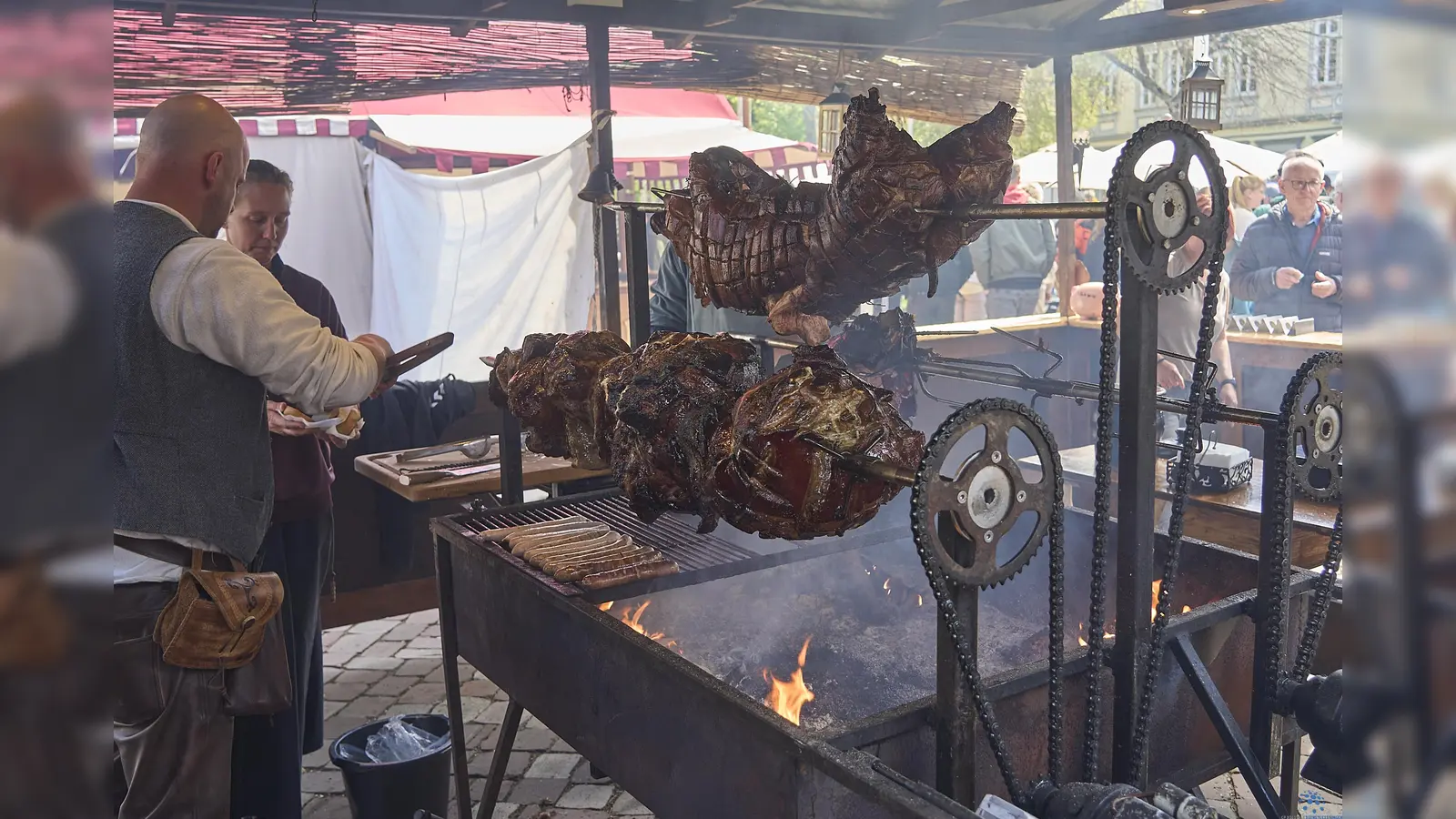 Bei mittelalterlich inspirierten Leckereien (hier Spanferkel) konnten es sich die Besucher der Hansefestes gut gehen lassen. (Foto: Stefan Bönning)