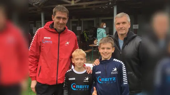 Jugendvorstand Christian Föst (l.) und Europapokalsieger Thomas von Heesen bei der Überreichung der Urkunden an die jungen Kicker. (Foto: Foto: FC Stahle)