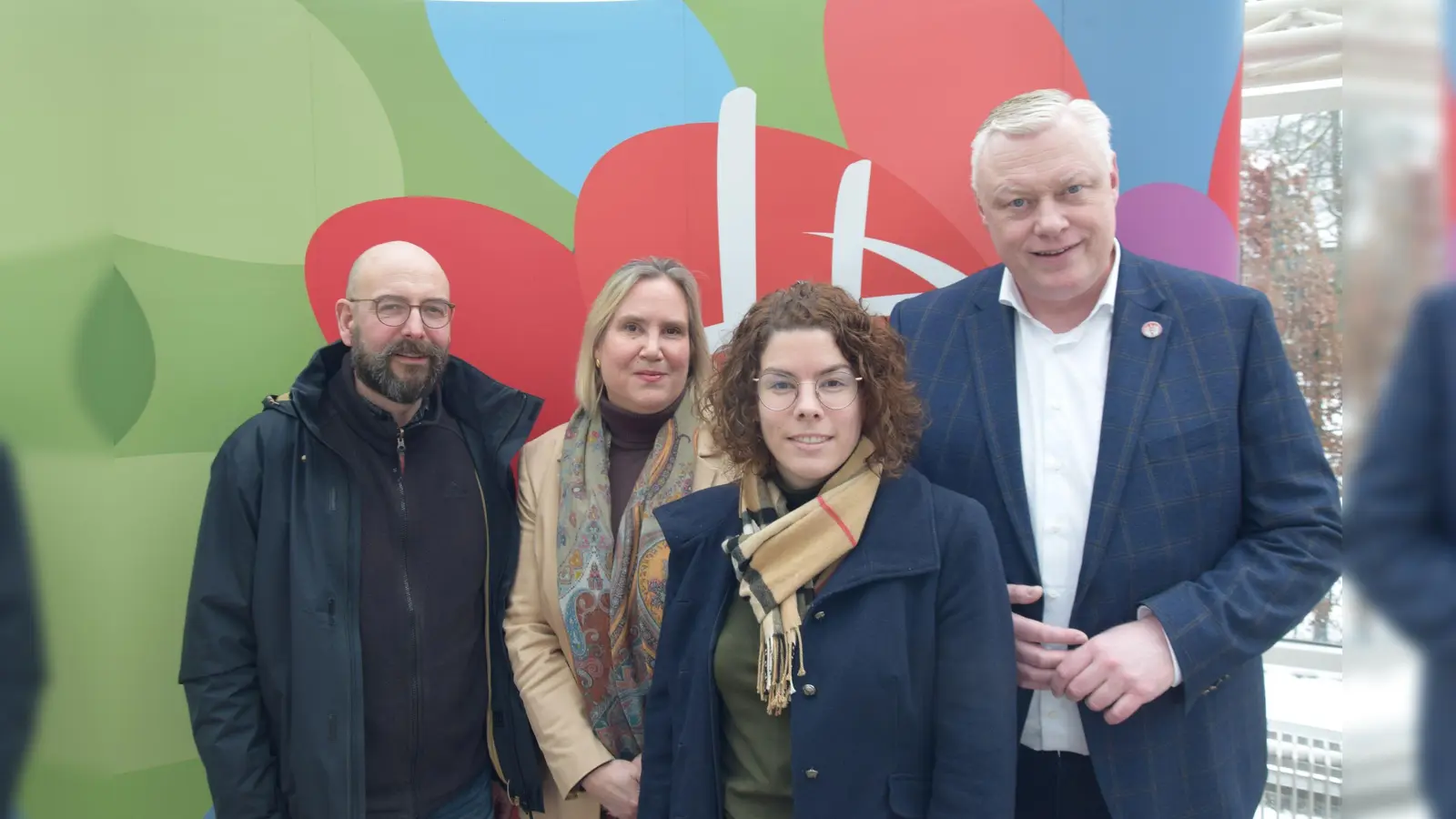 V.l.: Abteilungsleiter Thomas Schwingel, Baudezernentin Julia Gogrewe, Klimaschutzbeauftragte Katharina Koßmann und Bürgermeister Daniel Hartmann kündigen die Bürgerveranstaltung „Welche Wärme für mein Haus?“ an. (Foto: Stadt Höxter)