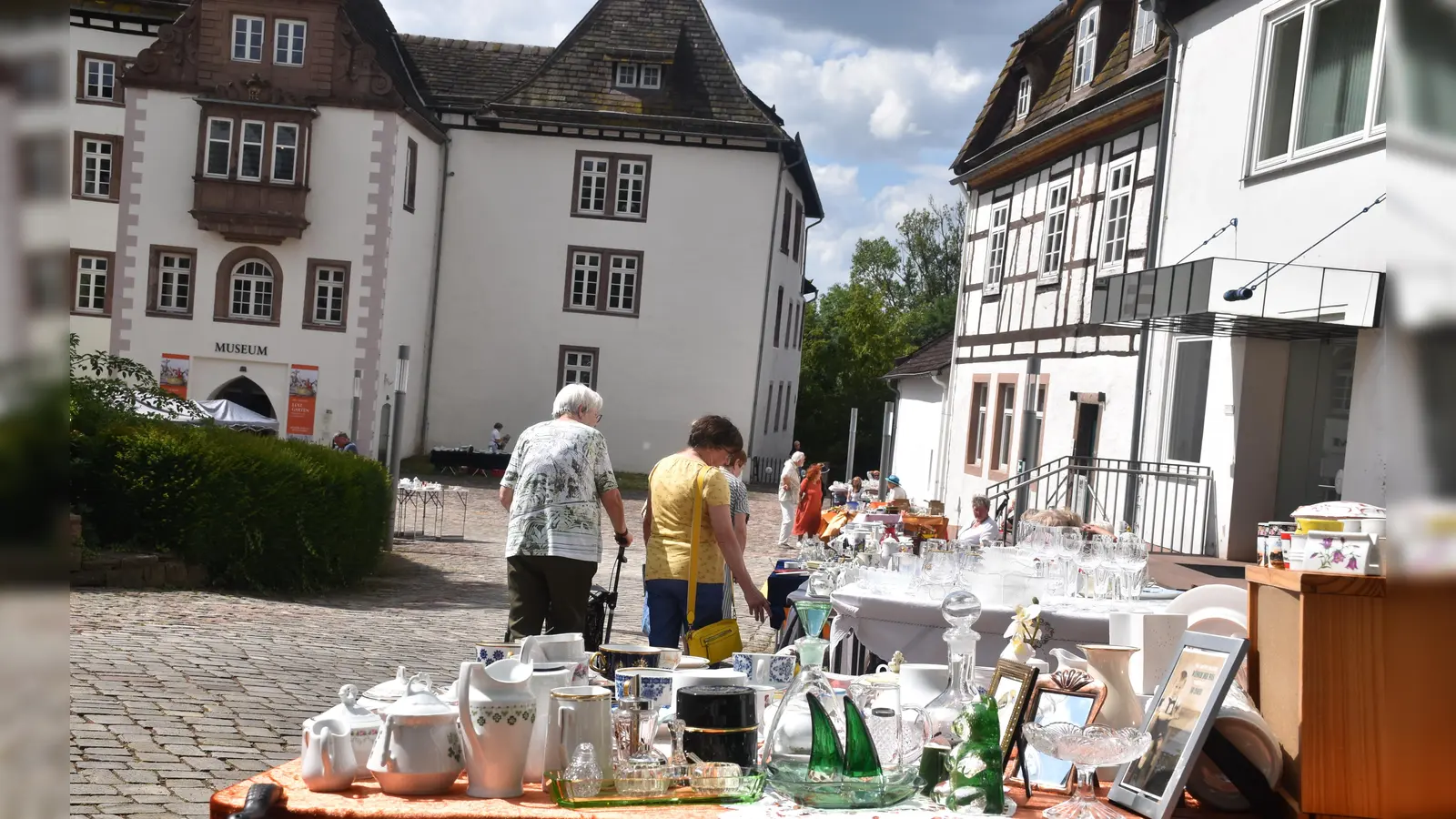 Privatleute bauten ihre Stände auf.  (Foto: Barbara Siebrecht)