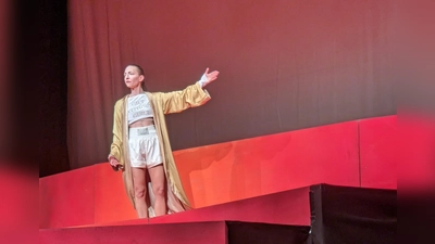 Grandios verkörperte Katharina Schüttler die Staranwältin in dem Solostück.  (Foto: Kulturgemeinschaft)