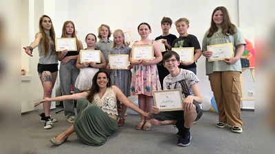 Die jungen Künstler und Projektleiterin Stefanie Grosjean auf der Vernissage. (Foto: privat)
