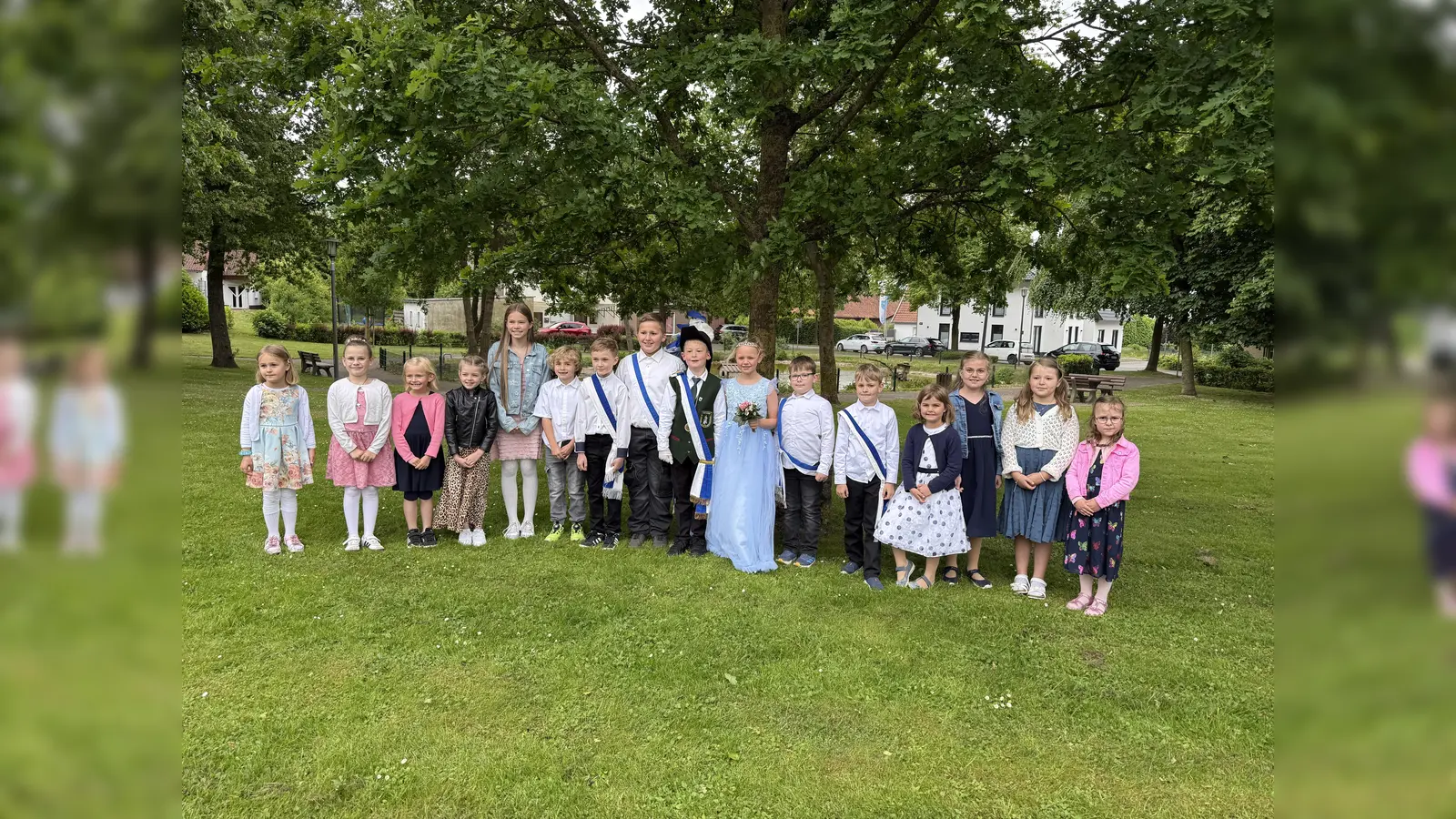Beim Kinderschützenfest in Natingen führte das Kinderkönigspaar Johannes Hoppe und Sophie Kaufung (Bildmitte) mit seinem Hofstaat den Festzug durch das Dachdeckerdorf an. (Foto: St. Meinolf Schützenbruderschaft / privat)