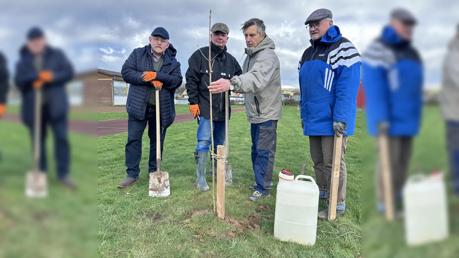 Lauenförder Ratsherren als Baumpflanzer (v.l.): Peter Siebert, Werner Tyrasa, Gerd Henke und Klaus Rickmeier.  (Foto: privat)