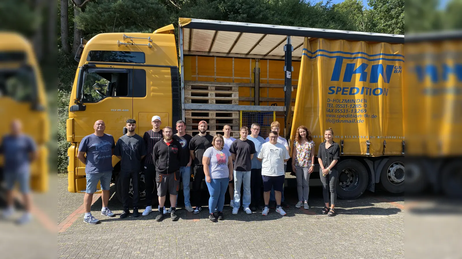 V.l.: Miroslav Witte (Kraftverkehr-Witte), die Schüler Sahin Bozkurt, Cedric Göke, Marco Melcher, Aaron Borgolte, Memduh Ertekin, Isabell Heynaert, David Bartel, Erik-Jonas Gräber, Christopher Ritgen, Kerem Zehir, Enriko Arnst, die Fachlehrerin Christiane Schulz und die Fach-/Klassenlehrerin Anna Eilbrecht. (Foto: privat)